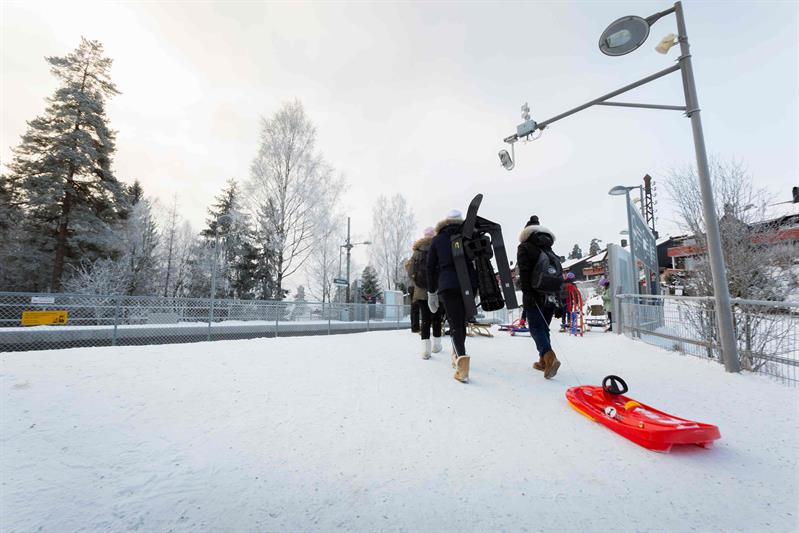Folk går mot T-banen.