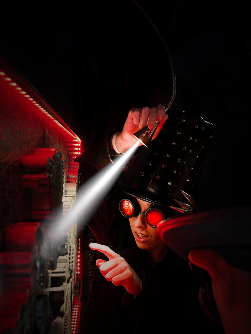 Person i steampunk-antrekk som lyser på noe