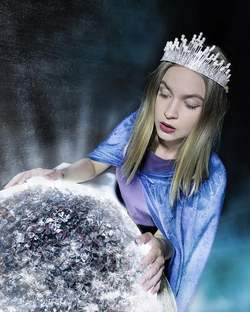 En prinsesse som rører ved en stor krystall