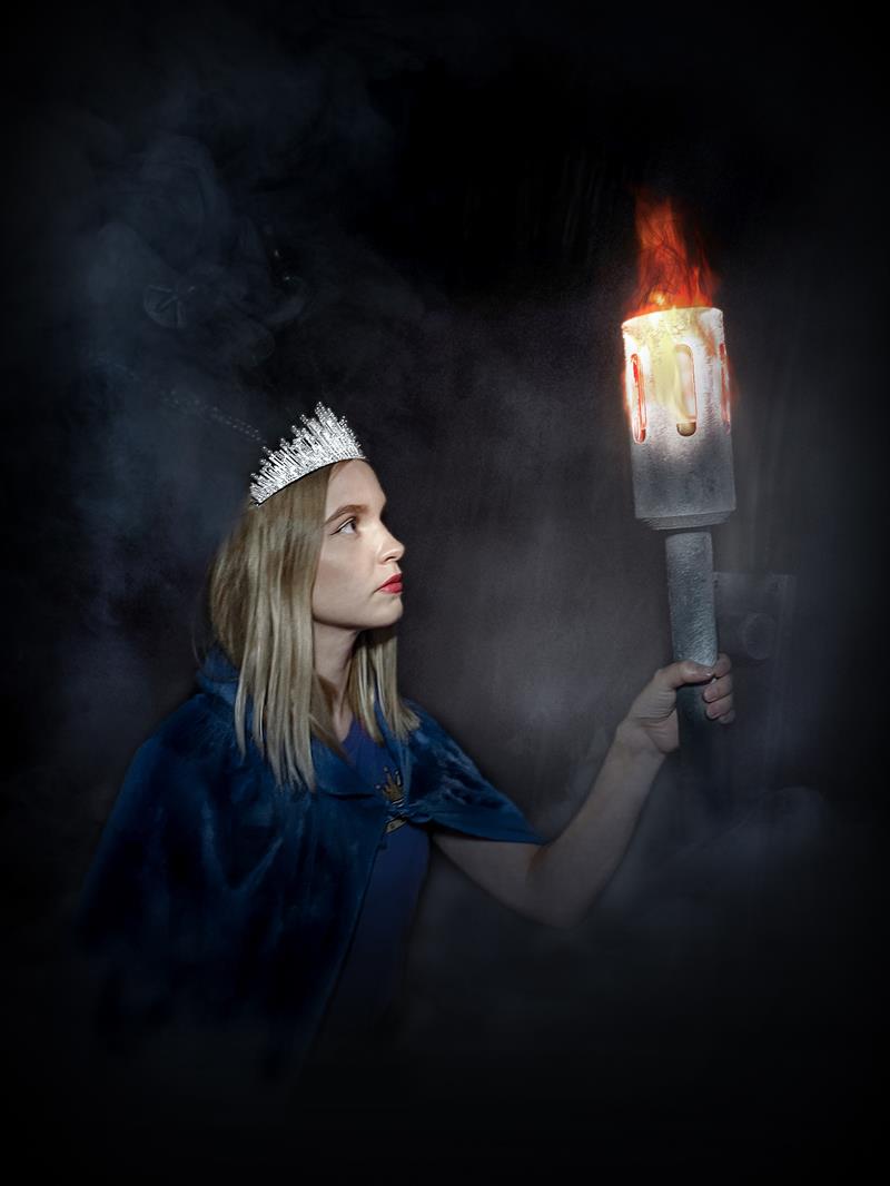 En prinsesse som holder en lykt