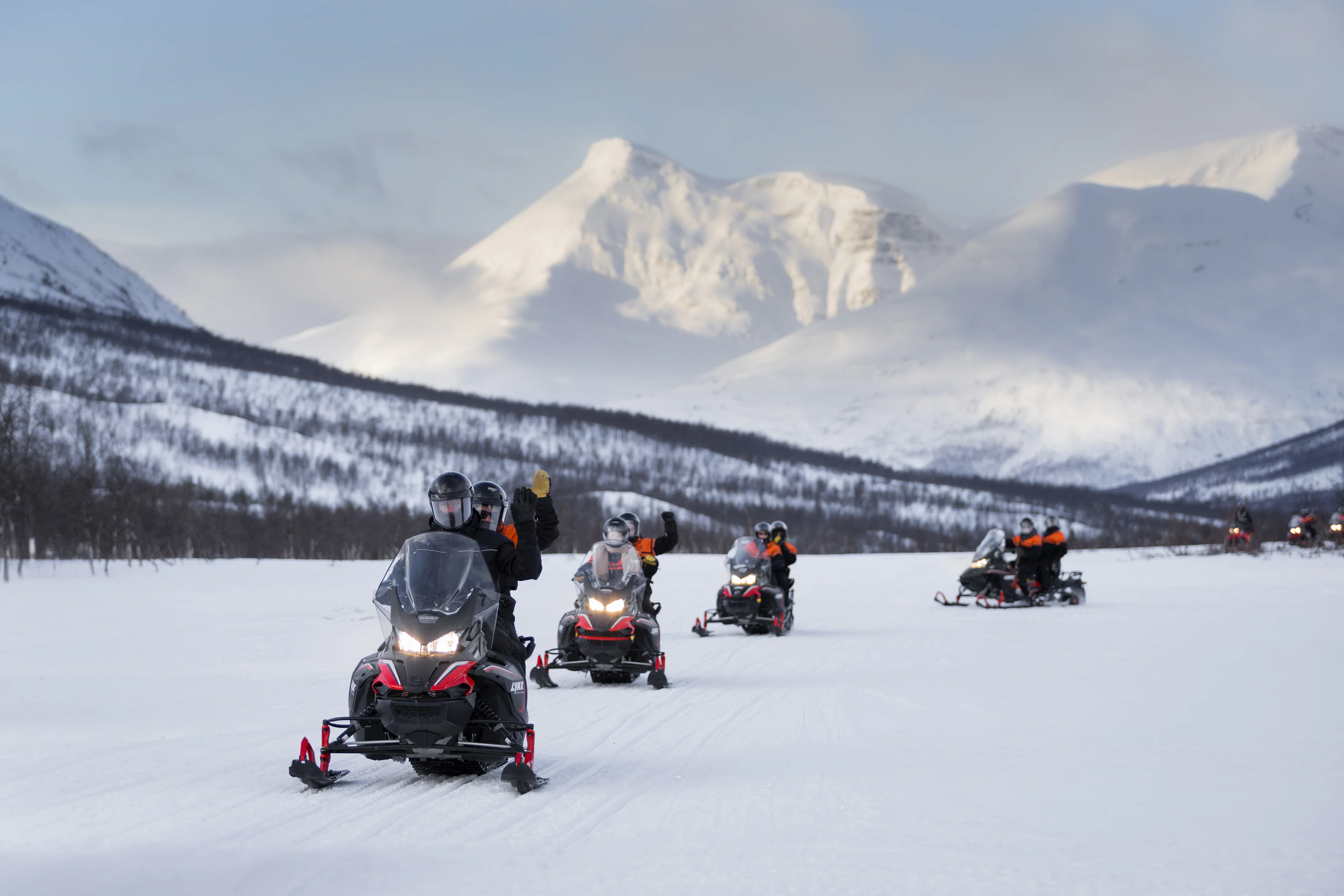 Arktische Kombi: Hundeschlittenfahrt, Schneemobilfahren und Rentierbesuch ab Tromsø