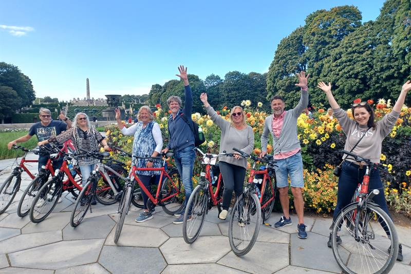 Folk med sykler i Vigeland Skulpturpark.