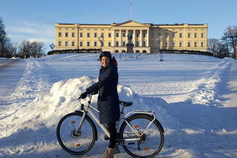 Sykkeltur ved Det kongelige slott i snøværet.