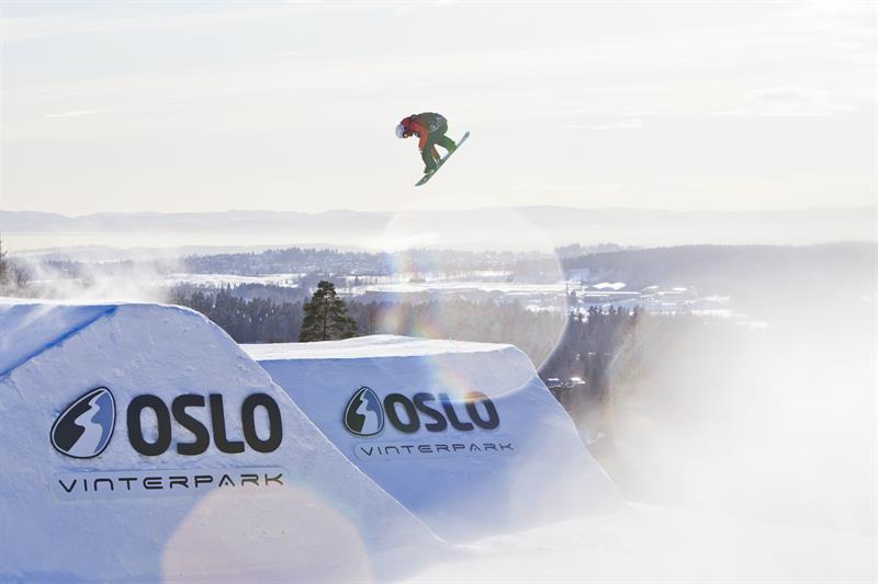 snowboardkjører i halfpipe