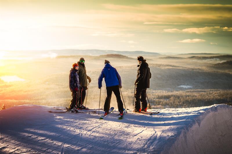gruppe mennesker som går på ski