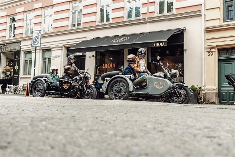 Motorsykler parkert i gaten.