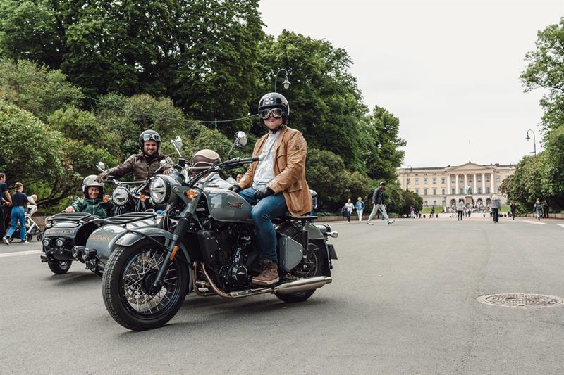 Motorsykkeltur ved Det kongelige slott.