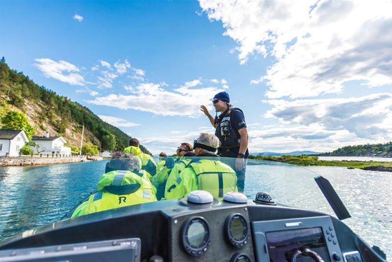 RIB-pilot som viser passasjerene veien i Oslofjorden