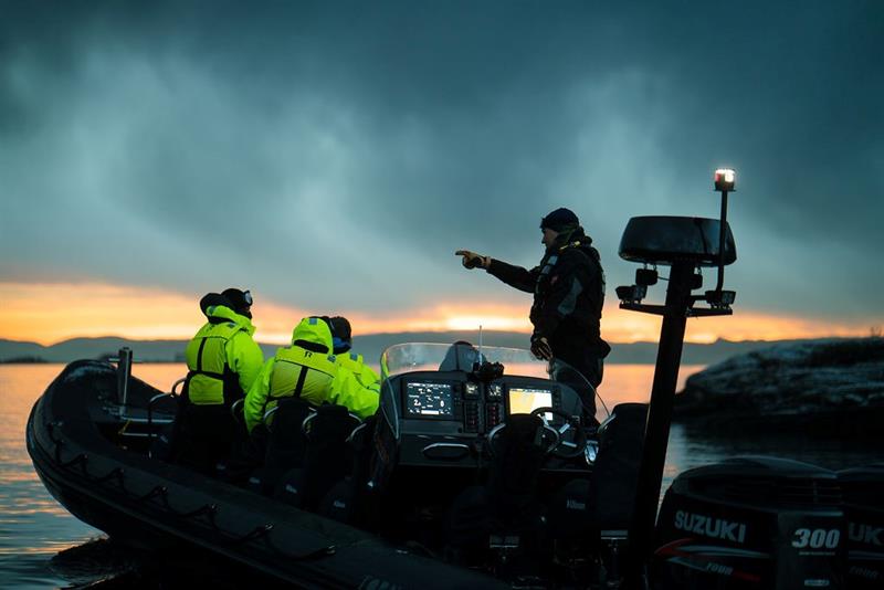 RIB-pilot som viser passasjerene veien i Oslofjorden