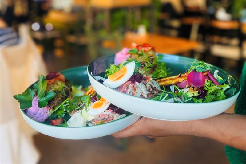 Nærbilde av to skåler med salat