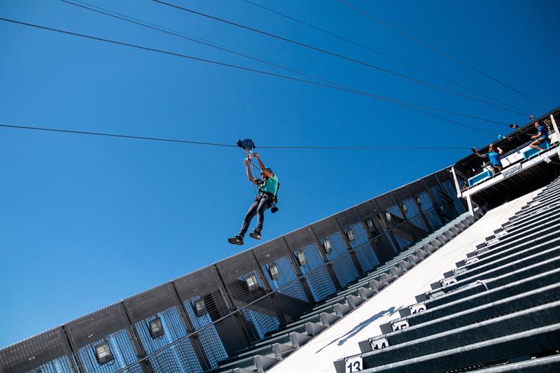 En person som kjører zipline ned Holmenkollen-hoppet.