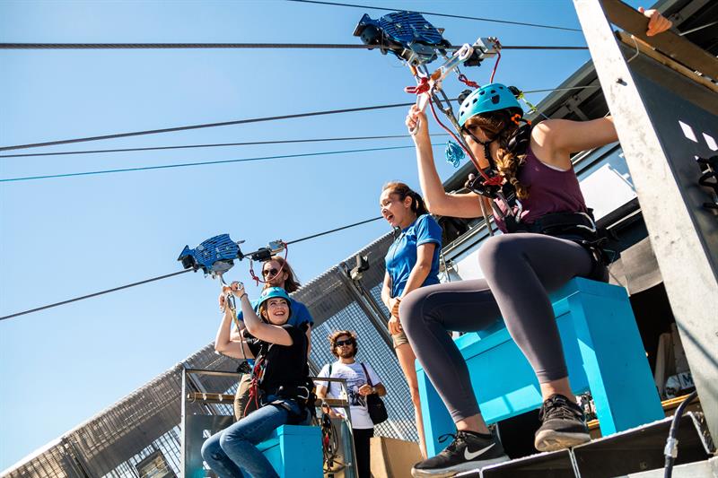 To personer gjør seg klare til å kjøre zipline.
