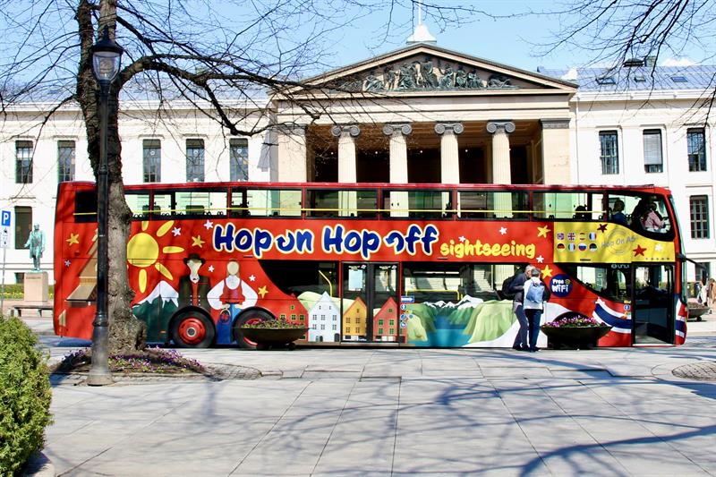 Buss foran Universitetsplassen
