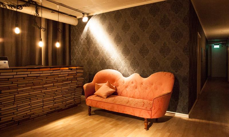 en sofa i et rom
