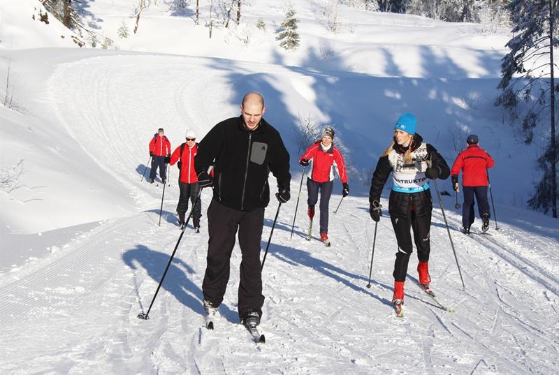 Folk som går på ski i snøen.