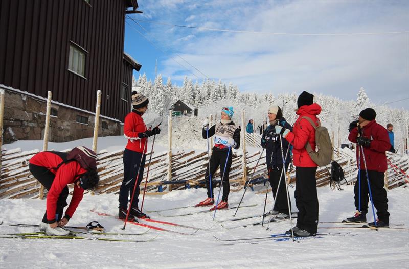 Foredrag om ski i snøen.