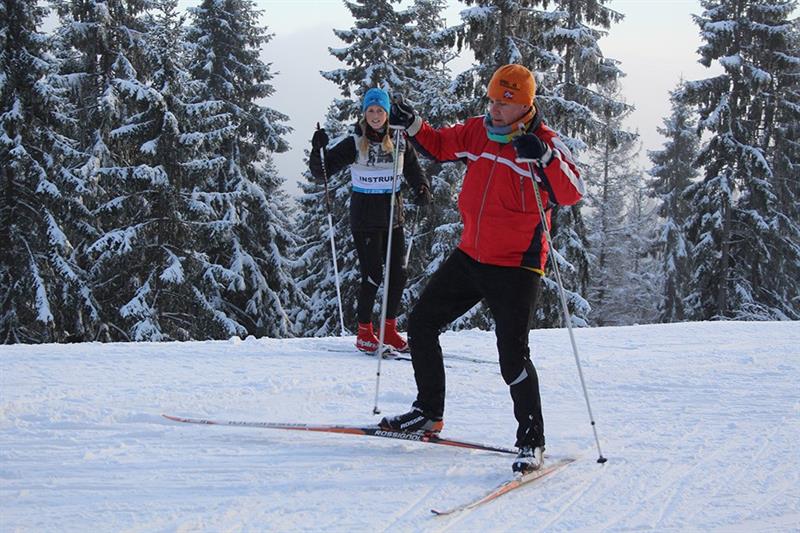 Instruktør som observerer en mann som står på ski