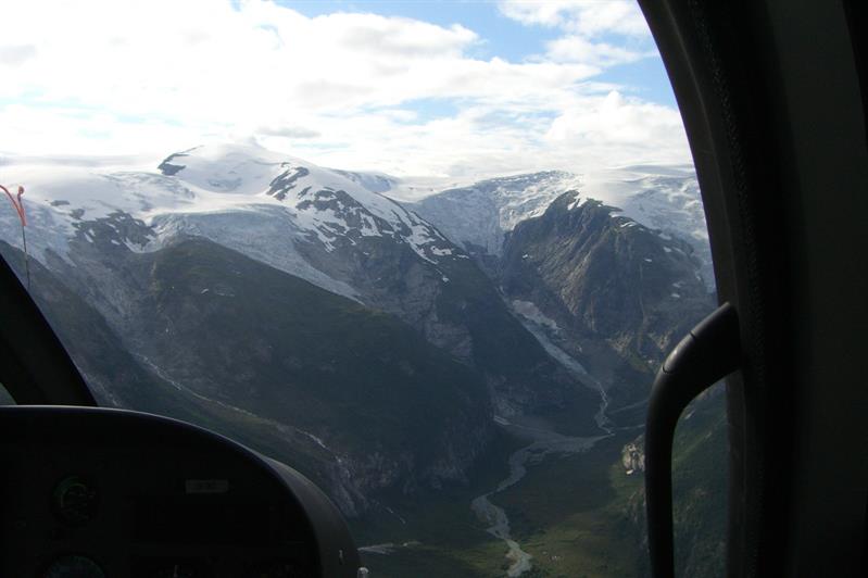 Luftfoto av snødekte fjell.