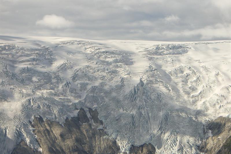 Luftfoto av snødekte fjell.