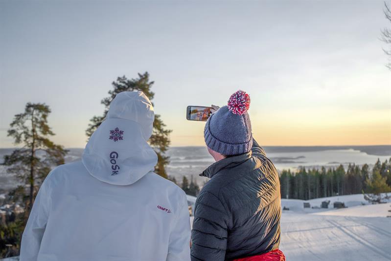 kursdeltaker og instruktør tar et bilde av utsikten over Oslo 