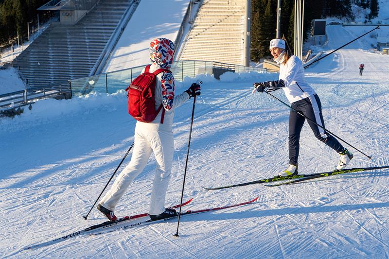 kursdeltakere og instruktører på ski