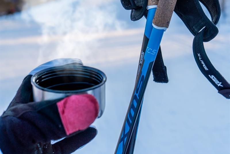 røykende varm te og skistaver