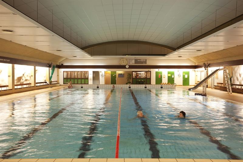 Innendørsbasseng.