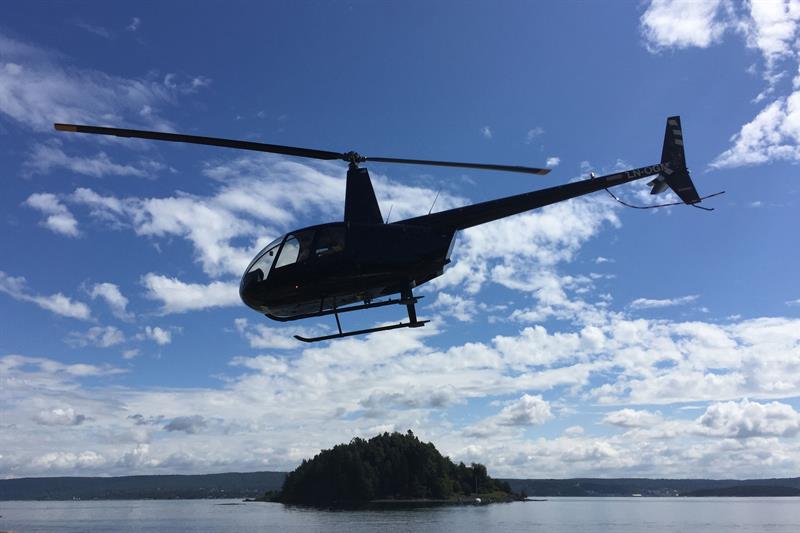 Helikopter som flyr over Oslofjorden.