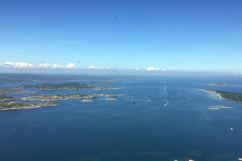 Luftfoto av fjorden.