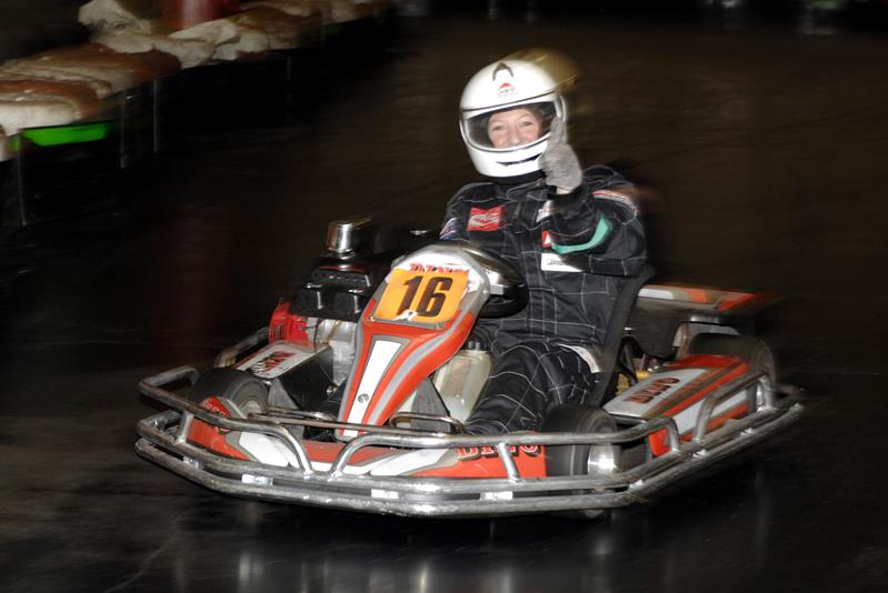 En person som kjører gokart.