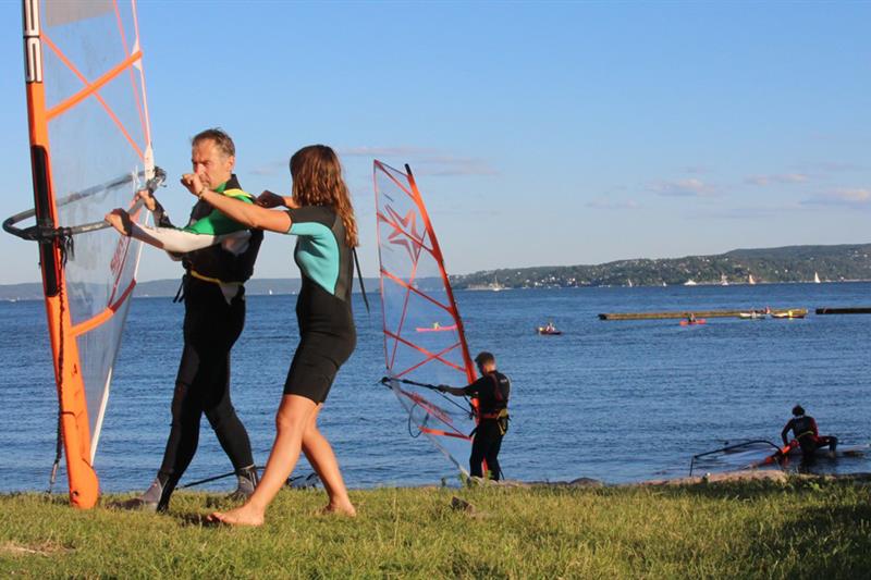 Trening i windsurfing på stranden.