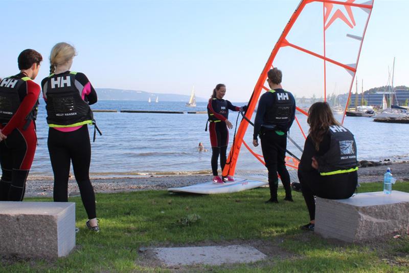 Foredrag om windsurfing på stranden.