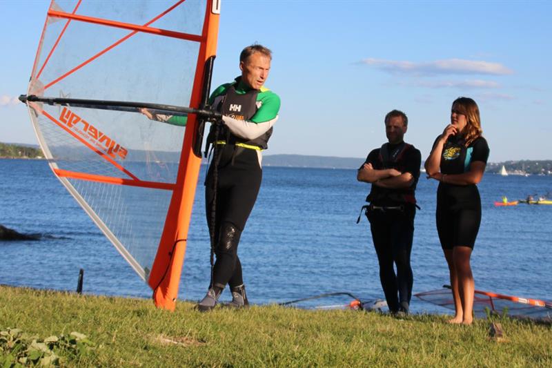 Foredrag om windsurfing på stranden.