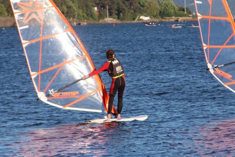To personer som driver med windsurfing.