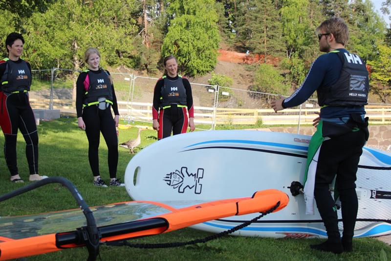 Foredrag om windsurfing.