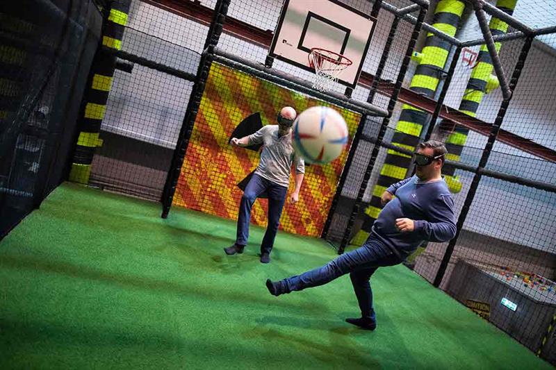 To personer som spiller fotball.