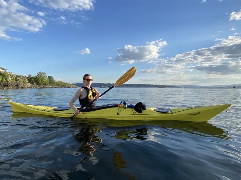 en person i kajakk på fjorden