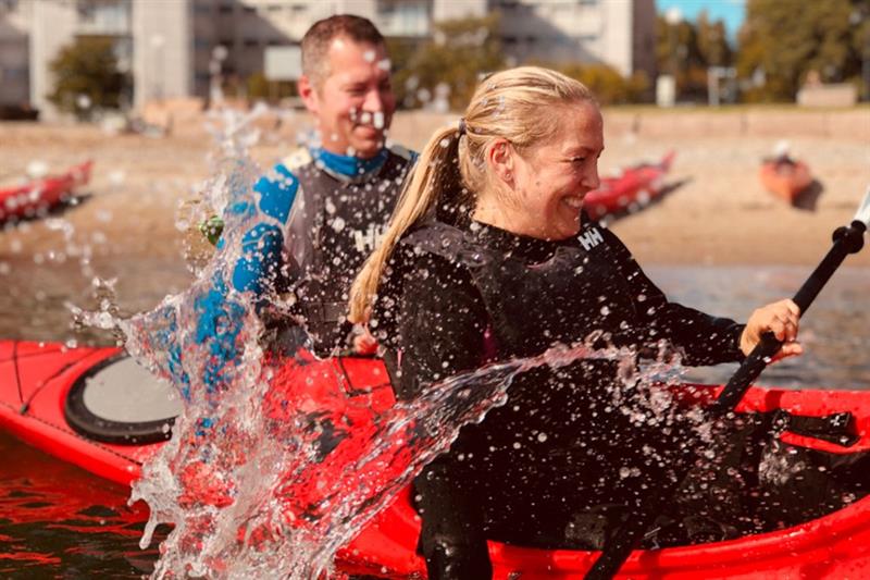 Kajakkpadling på vannet med sjøsprøyt i forgrunnen