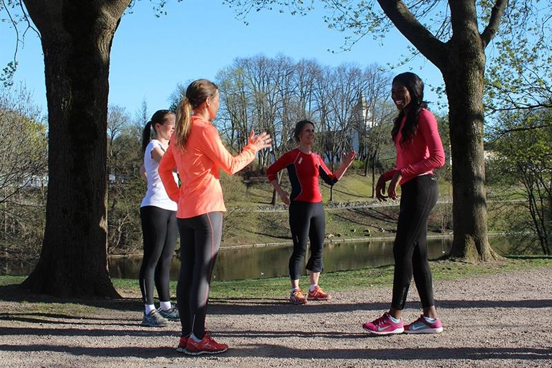 En instruktør gir instruksjoner til tre jenter i Frognerparken