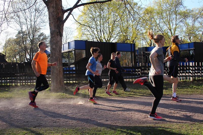 Folk som løper i Frognerparken 
