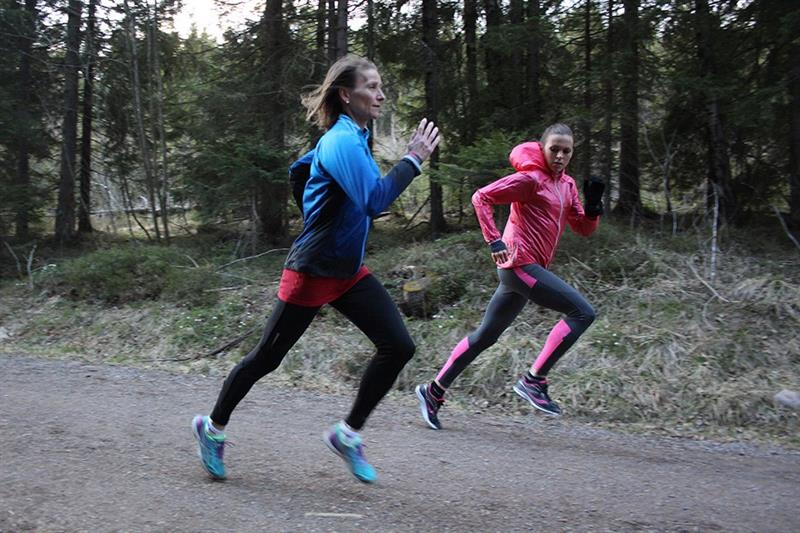 To kvinner som løper i skogen