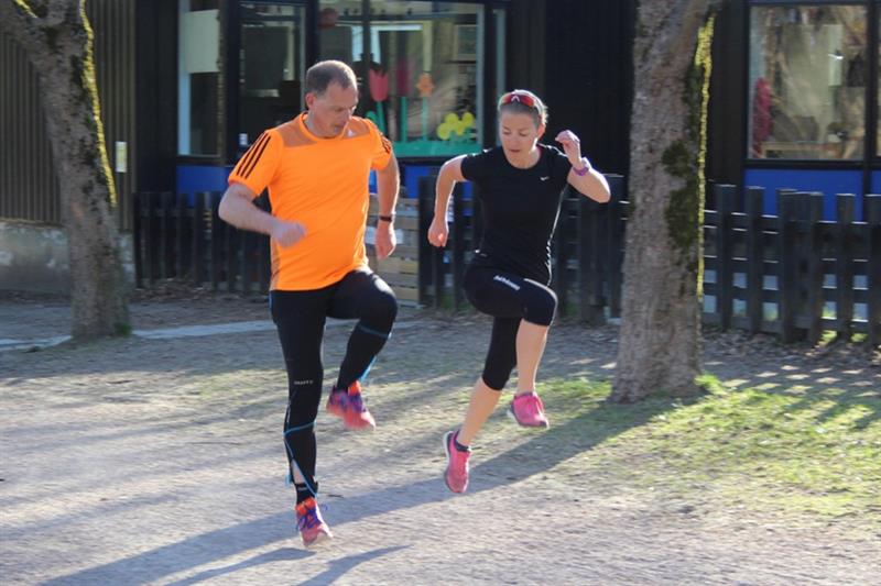 Mann og kvinne trener løpeteknikk