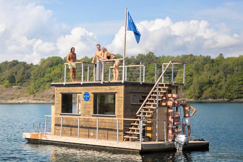 Flytende badstue i fjorden.