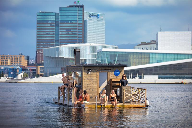 Flytende badstue foran Operahuset.