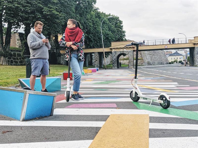 Turist ved kunstinstallasjonen «Shall We Dance»