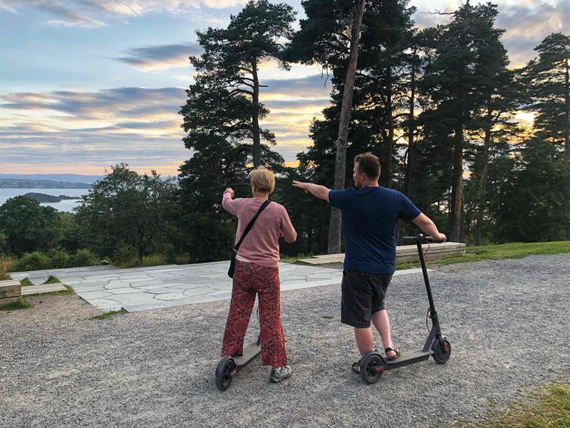 To personer på elscootere i Ekebergparken