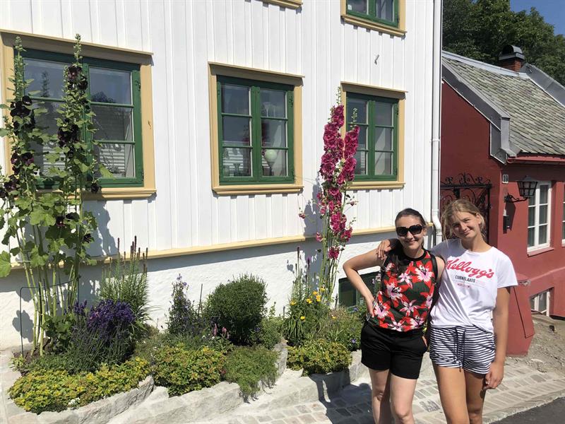 To personer som poserer på Telthusbakken