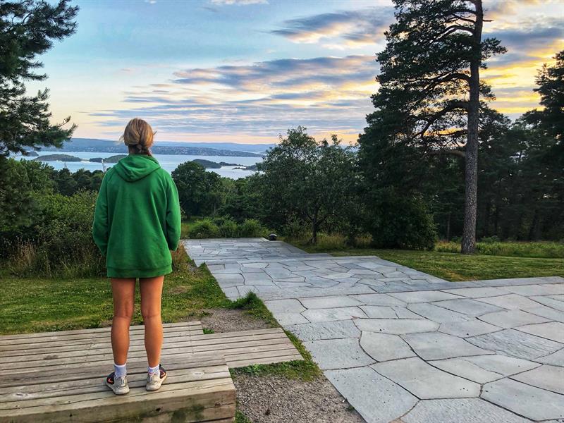 En kvinne nyter utsikten fra Ekebergparken