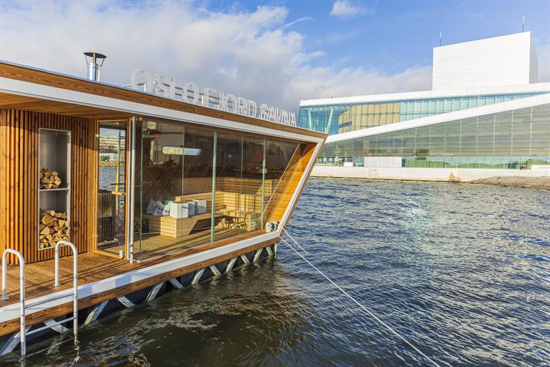 en av saunaflåtene på vannet med Operaen i bakgrunnen