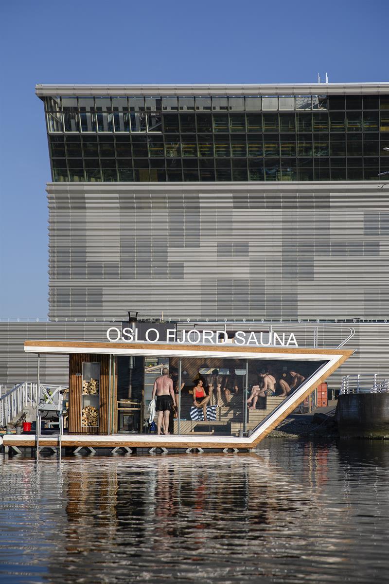 en av saunaflåtene på vannet med Munchmuseet i bakgrunnen
